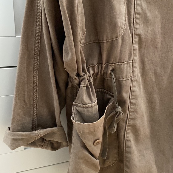 Aritzia Community / Loose fitting hood with embroidery on back - Picture 4 of 6